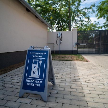 La Vita Premium Panzio Gyula Exteriör bild