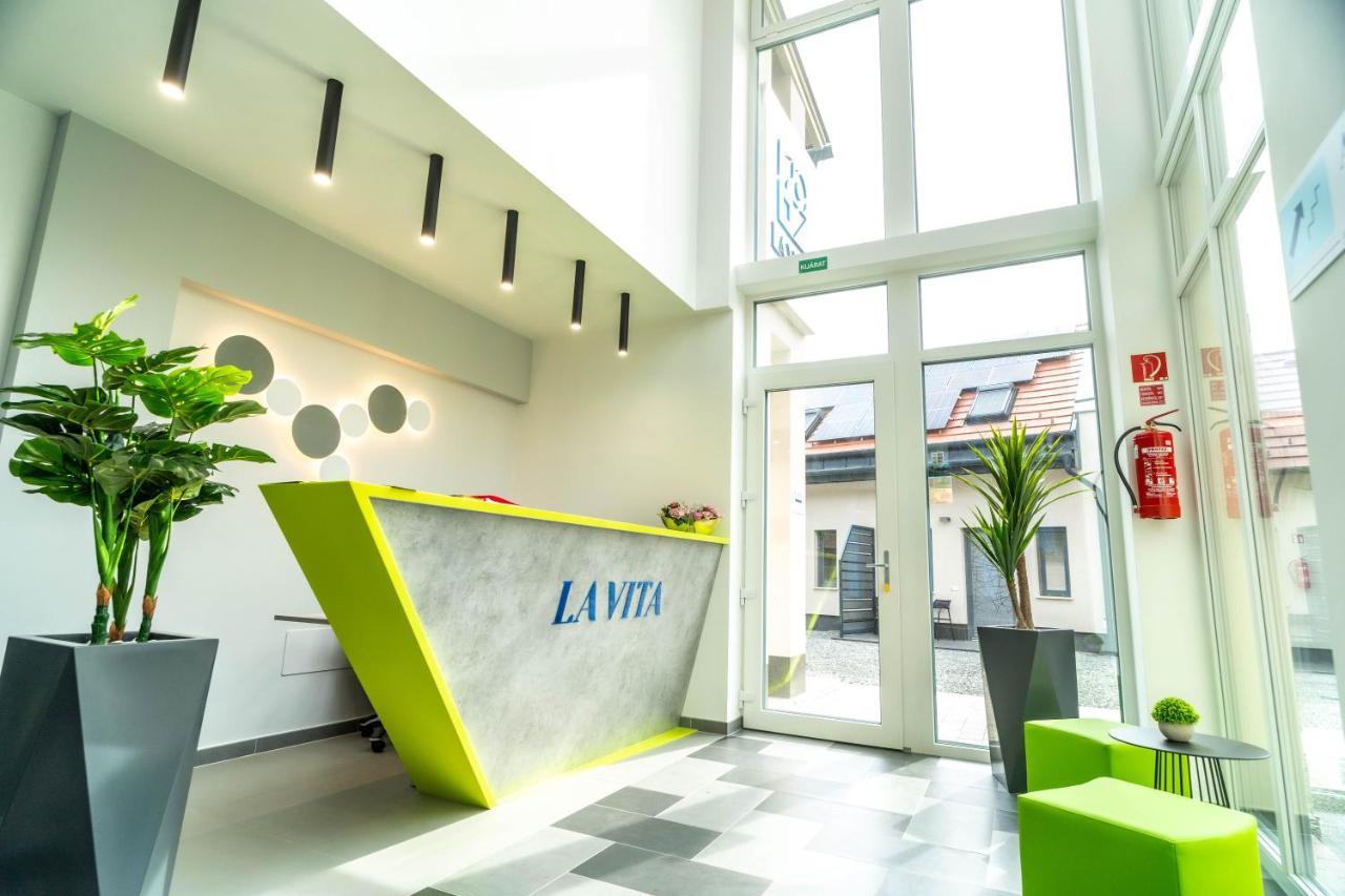 La Vita Premium Panzio Gyula Exteriör bild