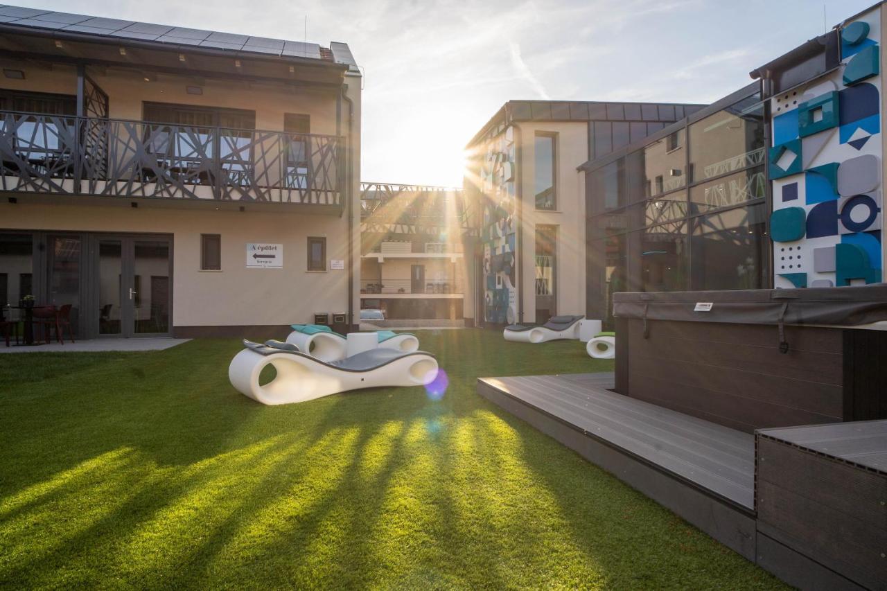 La Vita Premium Panzio Gyula Exteriör bild